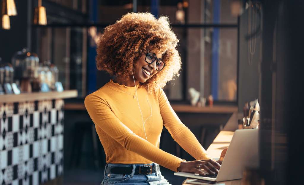 Affiliate marketing blogger working on a laptop