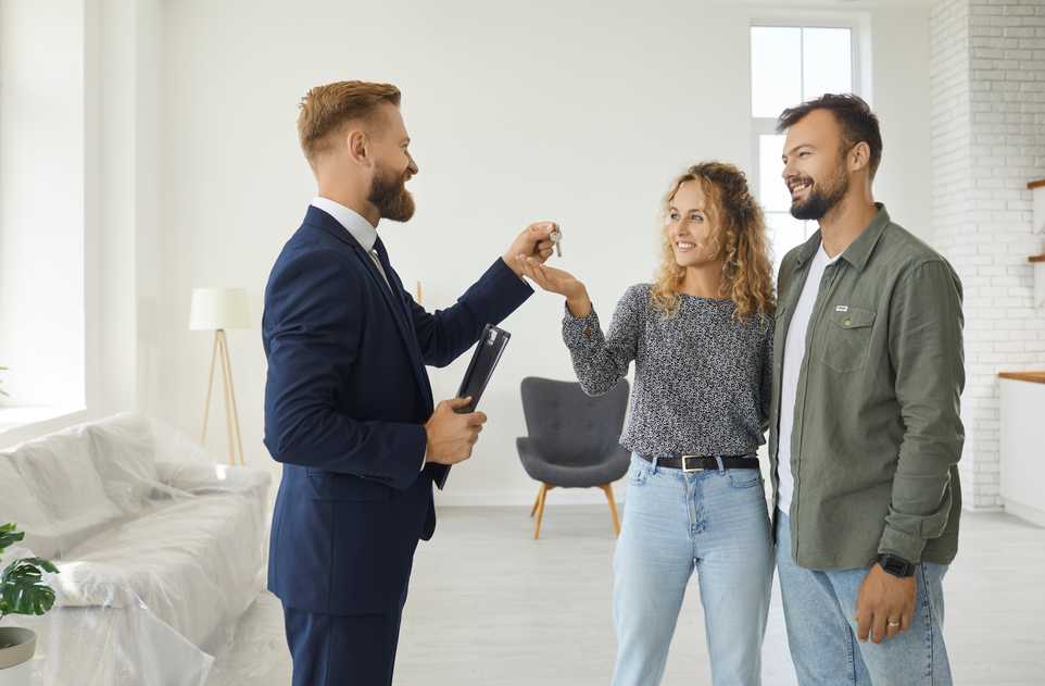 Letting agent handing keys to tenants