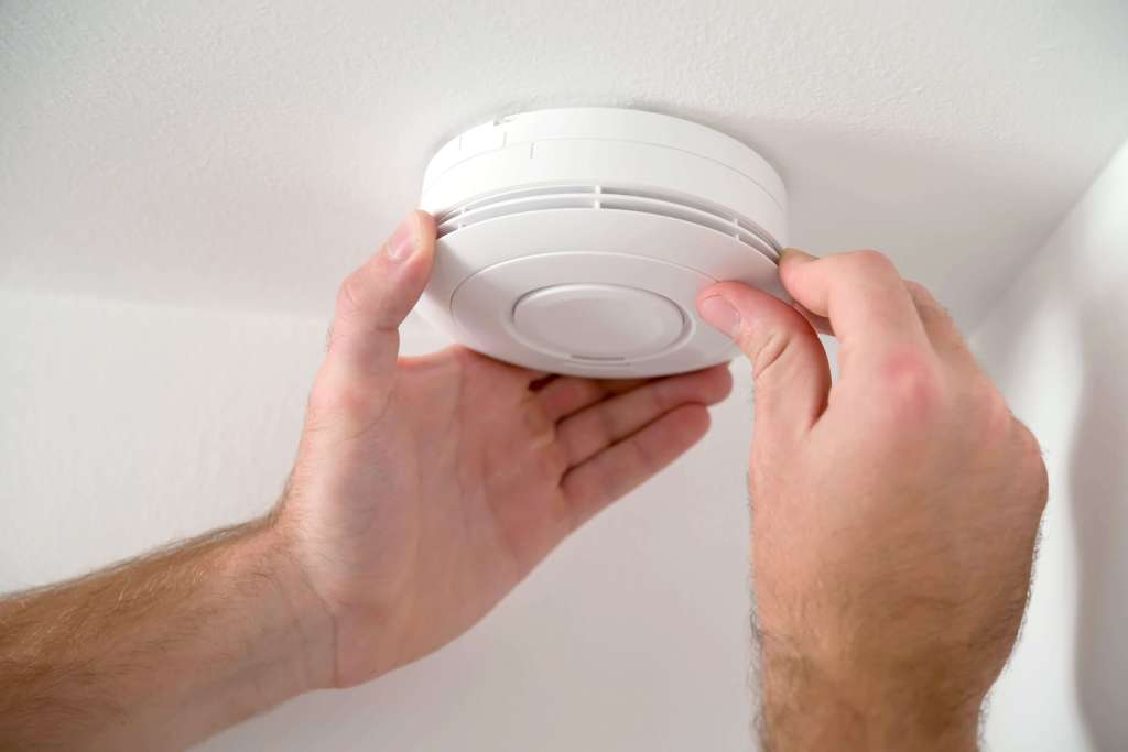 What are the landlord smoke alarm requirements?